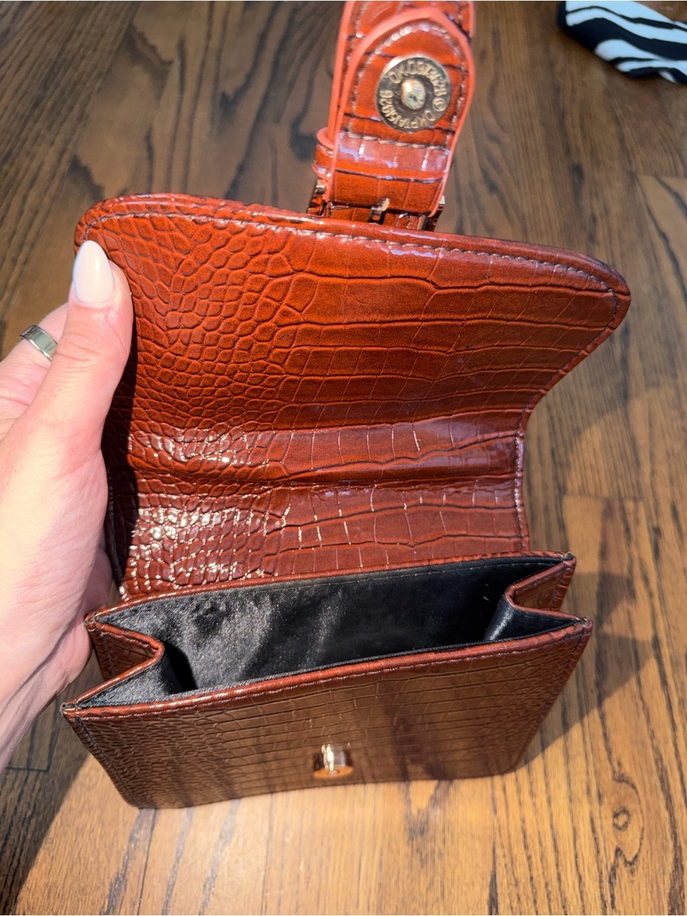 Vintage Croc-Embossed Shoulder Bag in Brown with Gold Hardware - Picture 4 of 7